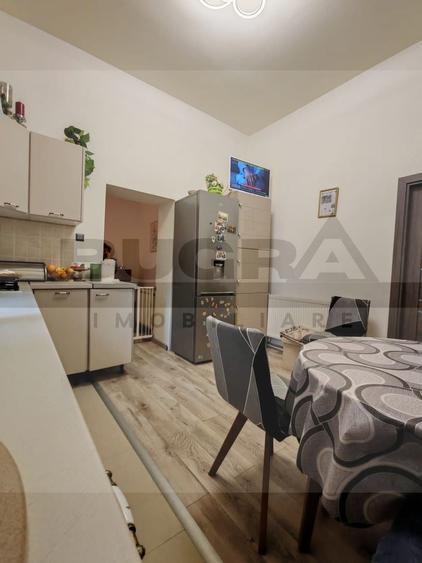Apartament cu 3 camere semidecomandat, mobilat în Central