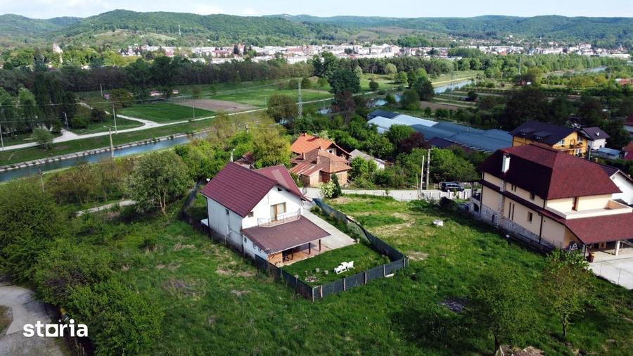 Casă cu 4 camere cu Teren 700 Mp în Curtea de Argeș
