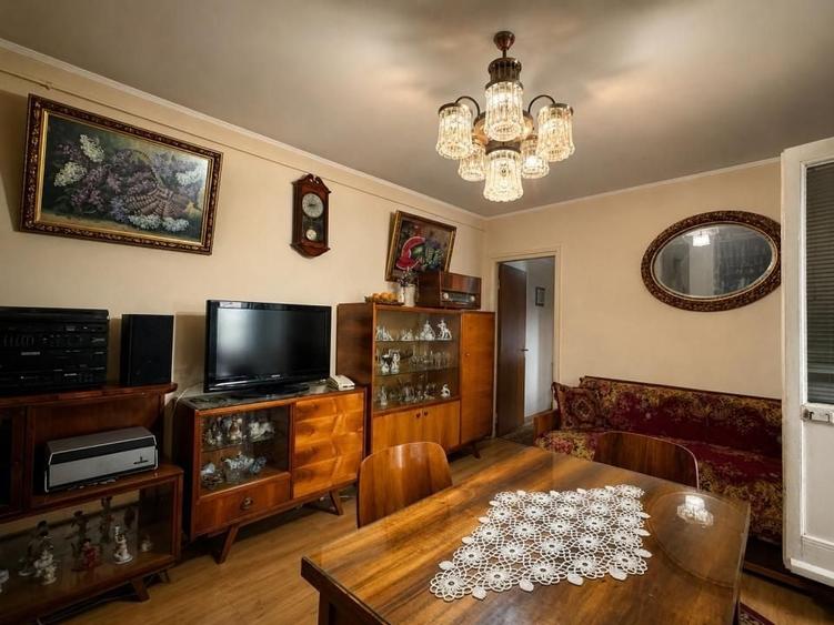 Apartament cu 3 camere semidecomandat în Berceni