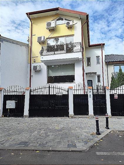Casă individuală cu 5 camere cu Canalizare în Moșilor