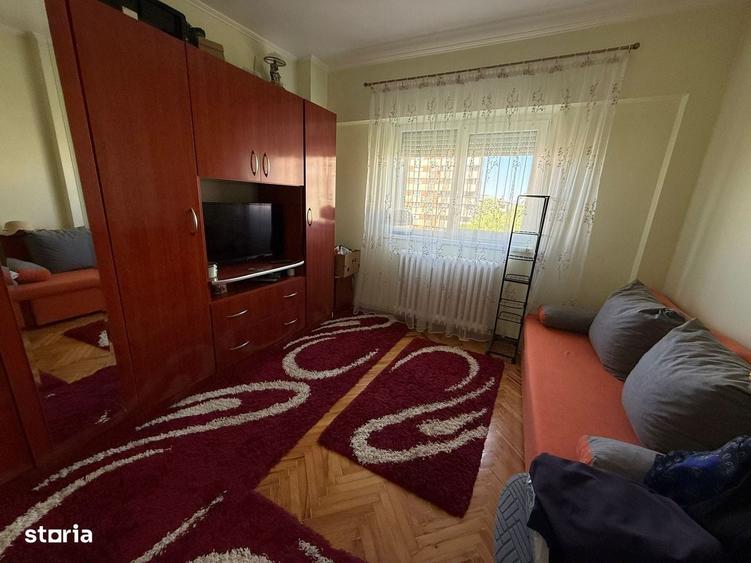 Apartament cu 3 camere semidecomandat în Careiului