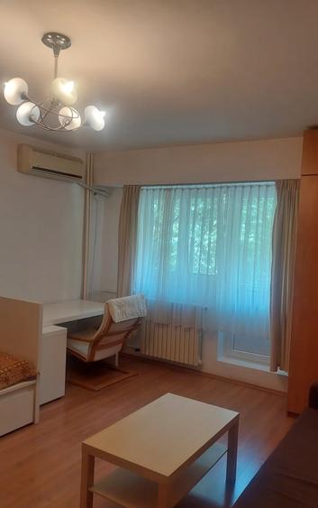 Garsonieră decomandată în Splaiul Unirii