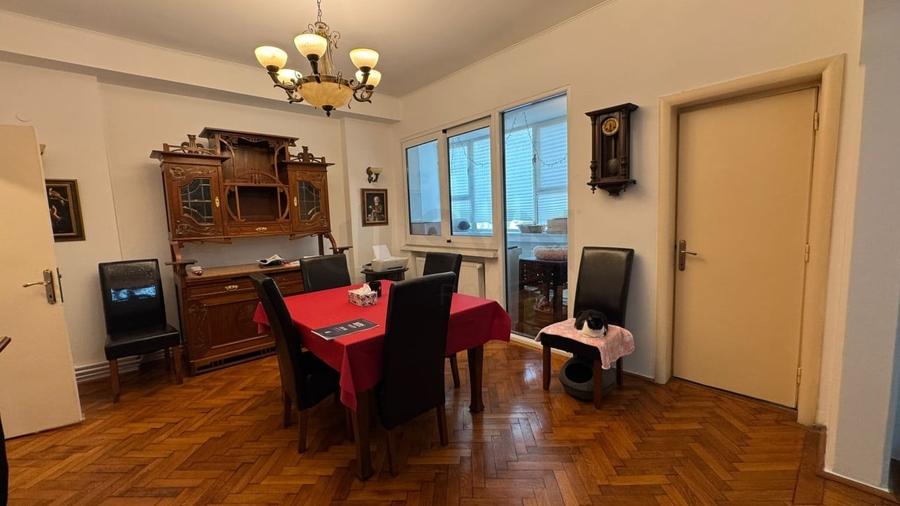 Apartament cu 3 camere semidecomandat, mobilat în Universitate