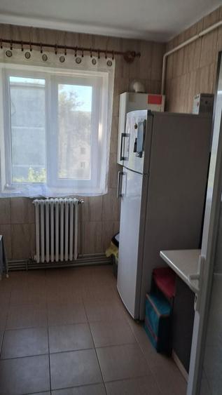 Apartament cu 3 camere semidecomandat în Podu Roș