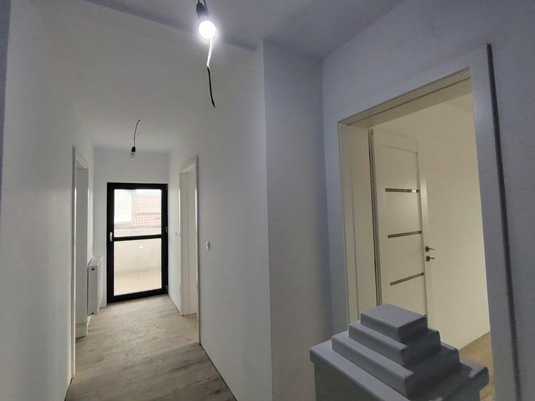 Casă individuală cu 5 camere cu Teren 400 Mp în Bucium