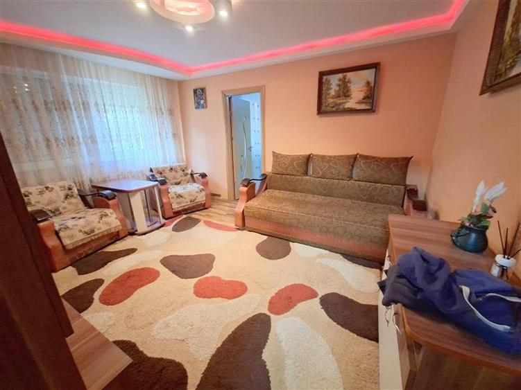 Apartament cu 2 camere nedecomandat, mobilat în 9 Mai
