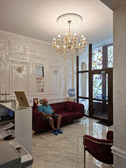 Casă cu 10 camere cu Teren 200 Mp în Romană