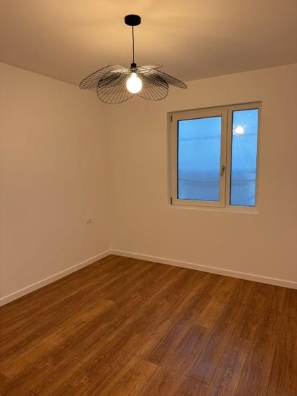 Apartament cu 3 camere semidecomandat în Exterior Est