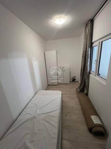 Apartament cu 3 camere semidecomandat în Tăuți