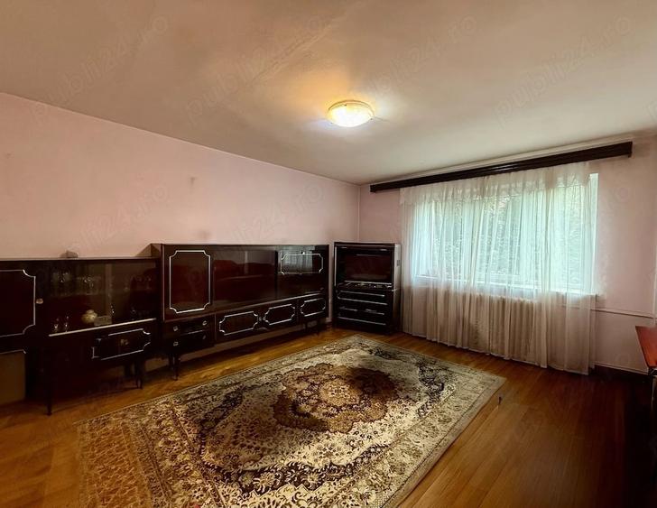 Apartament cu 3 camere decomandat în Siloz