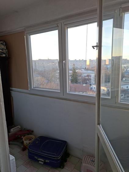Apartament cu 3 camere semidecomandat în Baba Novac