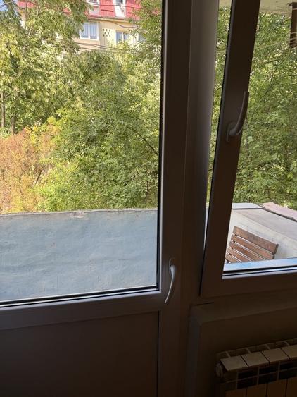 Apartament cu 3 camere semidecomandat în Ostroveni
