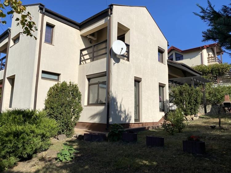 Casă individuală cu 9 camere cu Teren 521 Mp în Bucium
