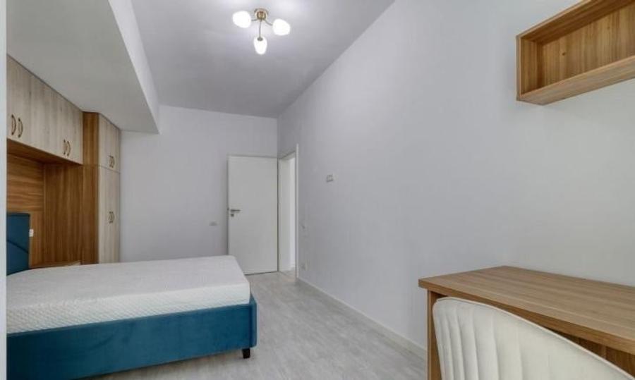 Apartament cu 3 camere semidecomandat, mobilat în Decebal