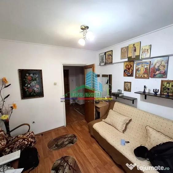 Apartament cu 3 camere semidecomandat în Gară