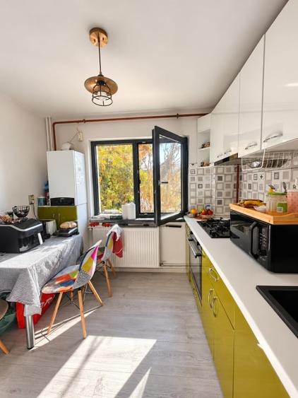 Apartament cu 3 camere decomandat, mobilat în Central