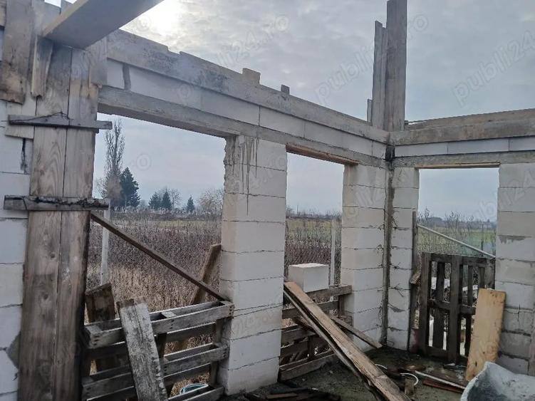 Casă cu 3 camere cu Teren 403 Mp în Roman