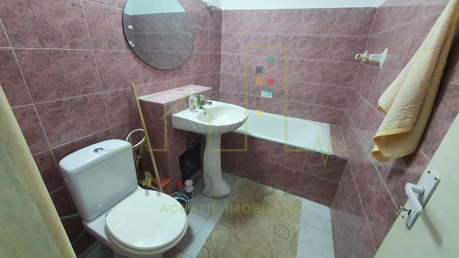 Apartament cu 3 camere decomandat, mobilat în Soarelui