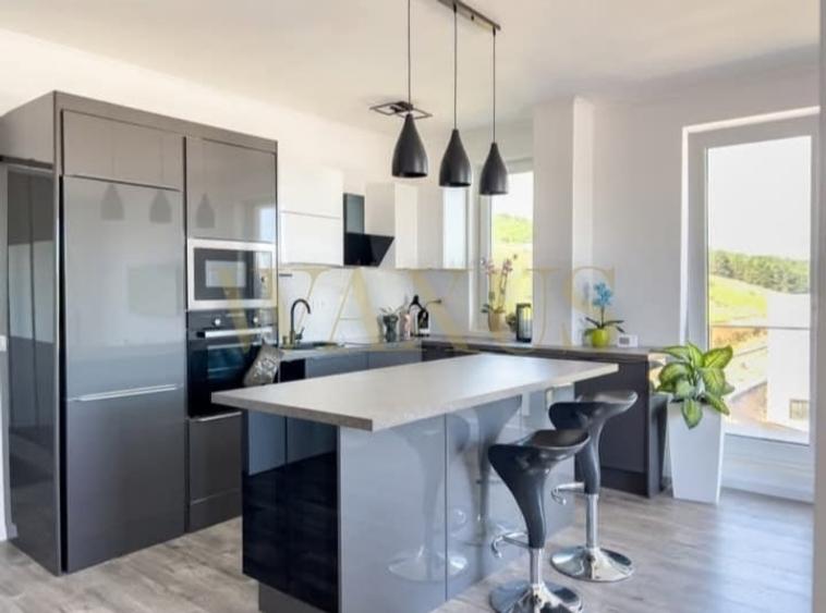 Apartament cu 3 camere semidecomandat, mobilat în Florești