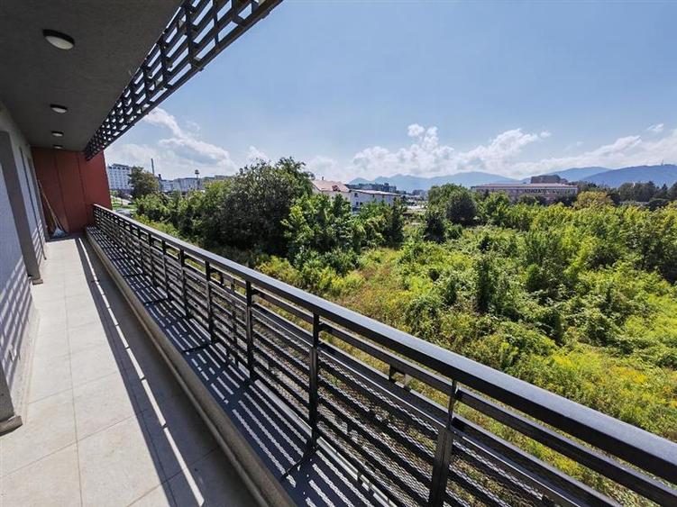 Apartament cu 3 camere decomandat, mobilat în Tractorul