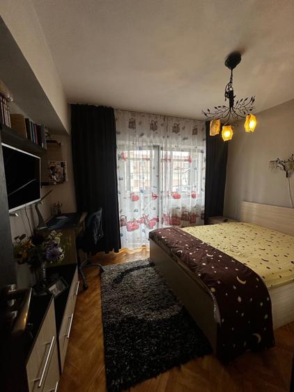 Apartament cu 4 camere decomandat în Sărari