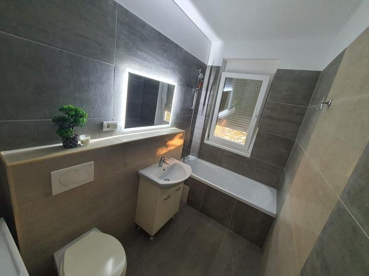 Apartament cu 3 camere semidecomandat, mobilat în Lipovei