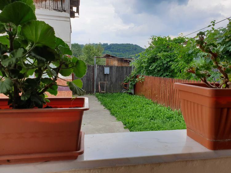 Casă cu 4 camere în Stâlpeni