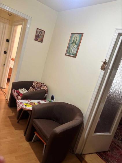 Apartament cu 3 camere semidecomandat, mobilat în Central
