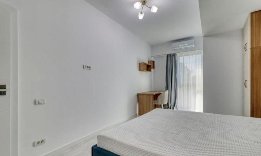 Apartament cu 3 camere semidecomandat, mobilat în Decebal