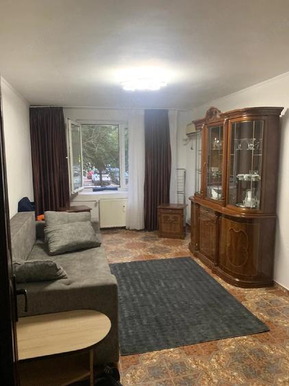 Apartament cu 4 camere decomandat în Titan