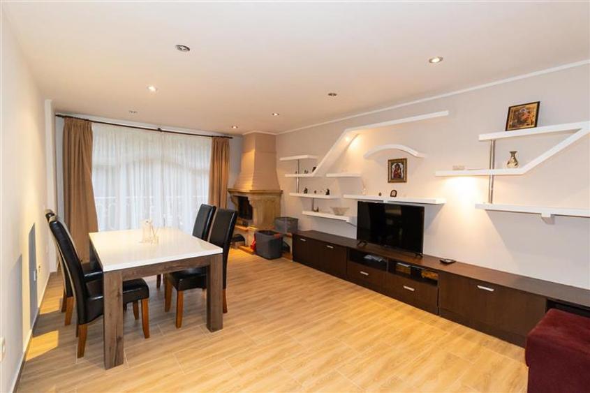 Duplex cu 8 camere cu Canalizare în Central