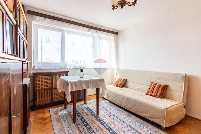 Apartament cu 3 camere semidecomandat în Obor