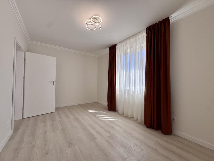 Apartament cu 3 camere semidecomandat în Florești