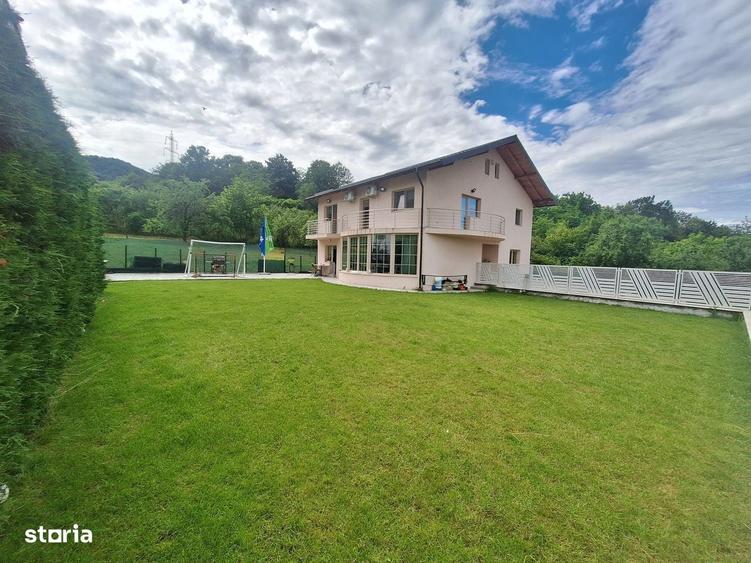 Casă cu 4 camere în Dealul Malului