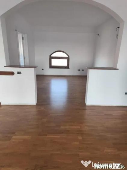 Casă cu 7 camere cu Teren 2500 Mp în Marginea