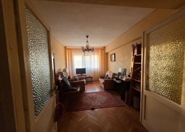 Apartament cu 4 camere decomandat în Central