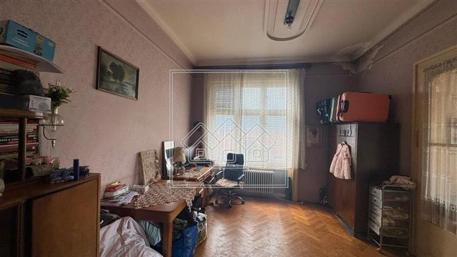 Apartament cu 5 camere decomandat în Sub Arini