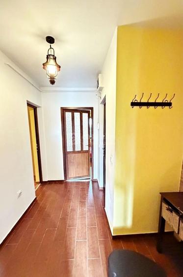 Apartament cu 3 camere decomandat, mobilat în Podu Roș