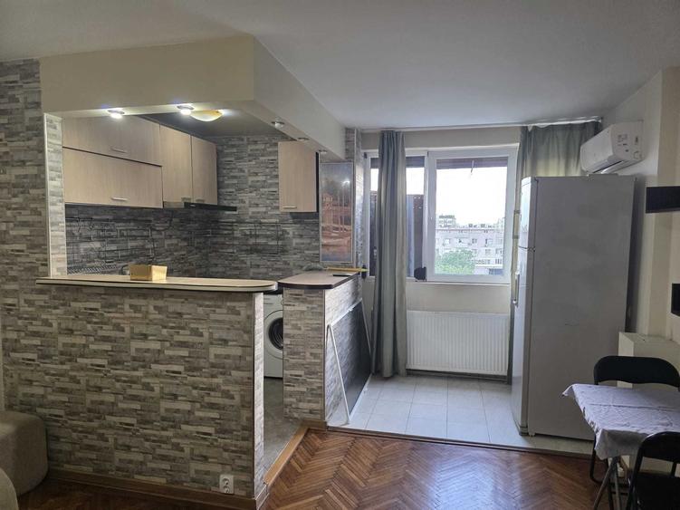Garsonieră decomandată în Costin Georgian