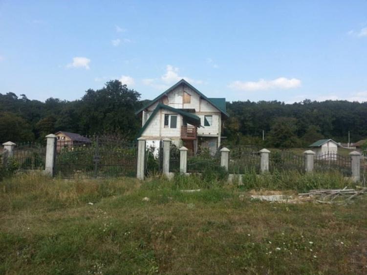 Casă cu 4 camere cu Teren 279 Mp în Dobrovăț