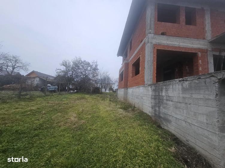 Casă cu 3 camere în Roșiori