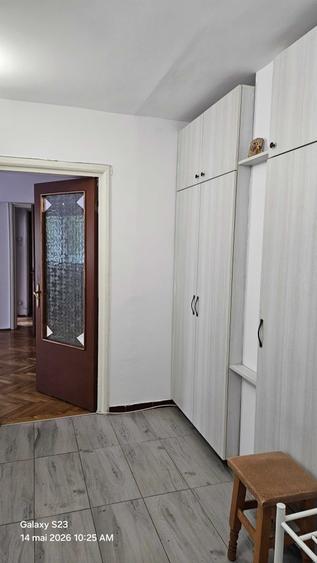 Apartament cu 3 camere semidecomandat în Moșilor