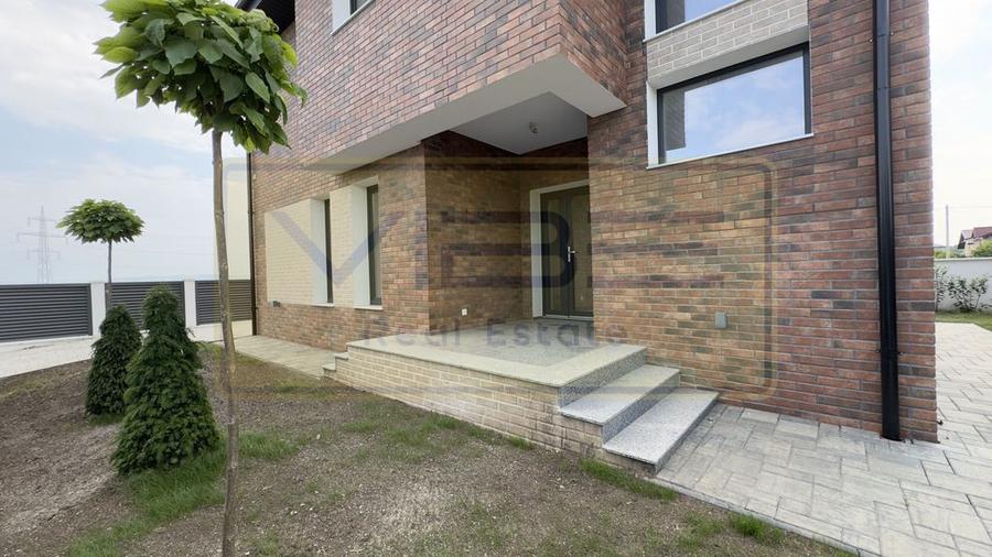 Casă cu 5 camere cu Teren 419 Mp în Miroslava