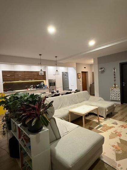 Apartament cu 3 camere semidecomandat, mobilat în Florești