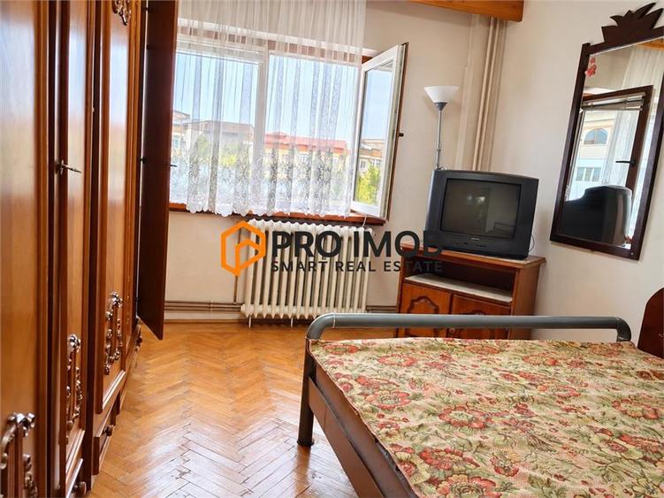 Apartament cu 3 camere decomandat în Micro 12