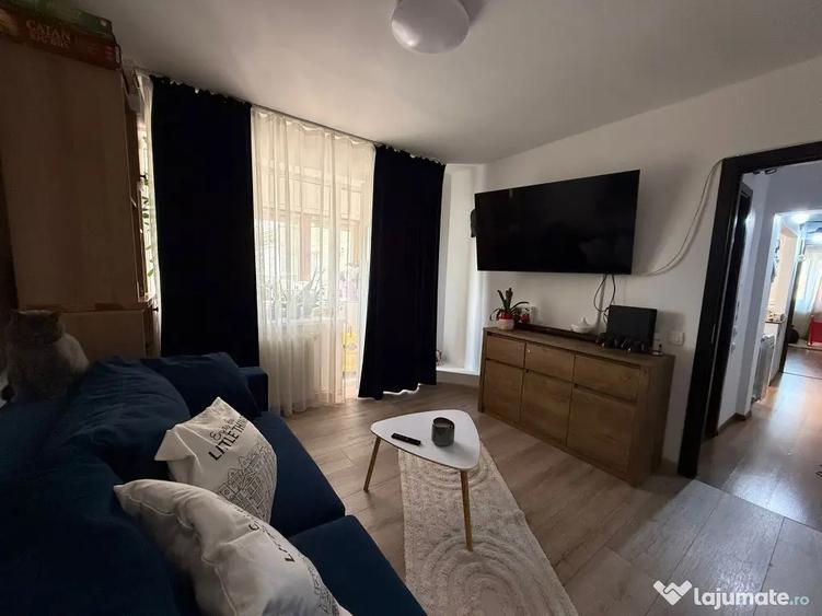 Apartament cu 3 camere decomandat, mobilat în Cornișa