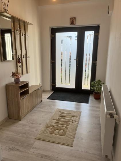 Casă cu 4 camere decomandat în Preajba