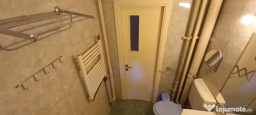 Apartament cu 3 camere semidecomandat în P-ța Reșița