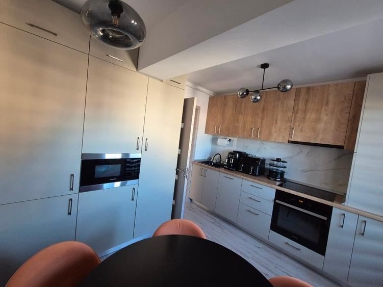 Apartament cu 3 camere decomandat, mobilat în Central