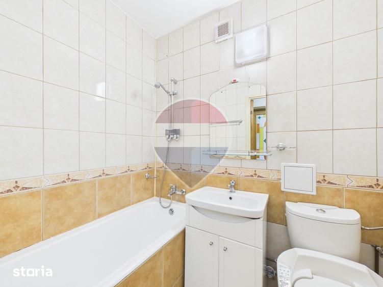 Apartament cu 3 camere decomandat în Titan